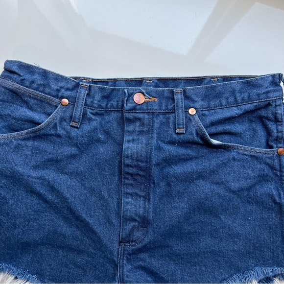 Wrangler High Waisted Raw Hem Distressed
Denim Jean Shorts- Size 10 - Picture 4 of 11